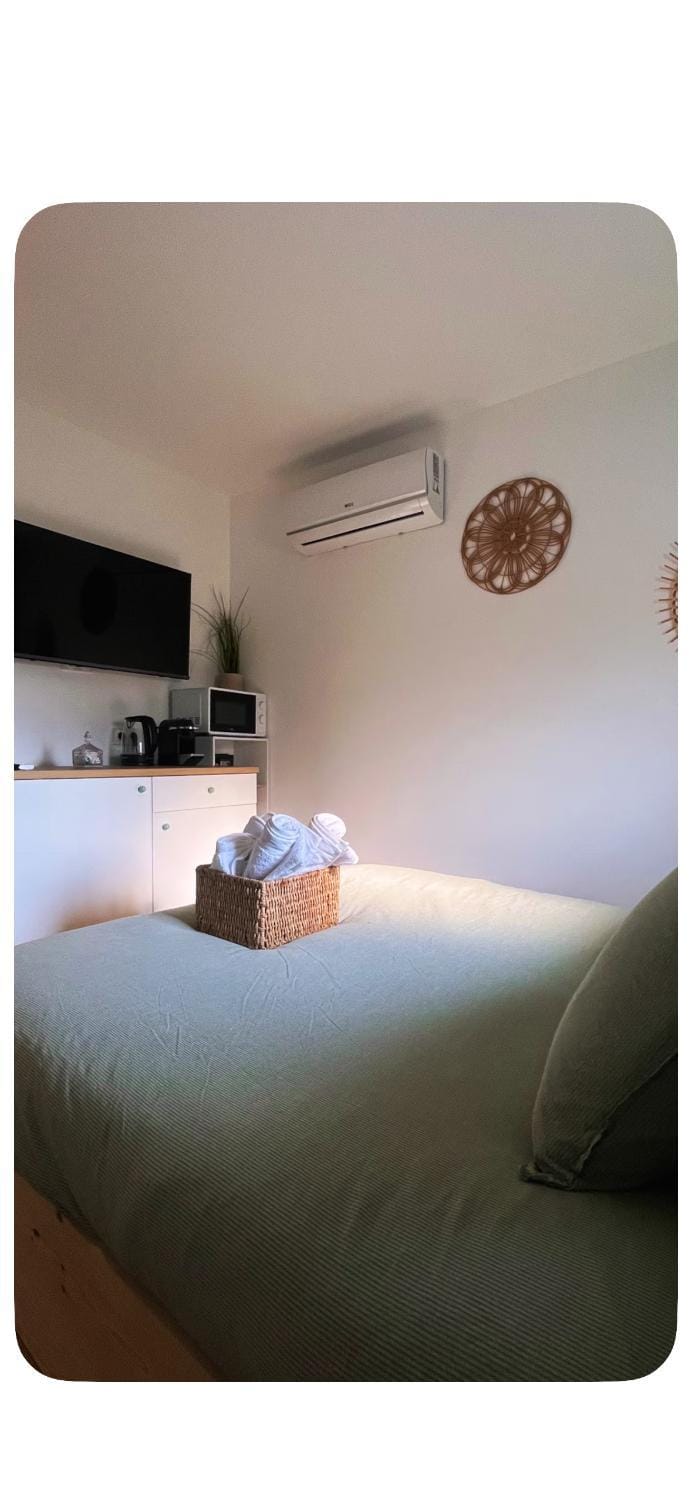 Chambre Sud Doré avec Piscine en saison et SPA en supplément Vacation rental in Occitanie