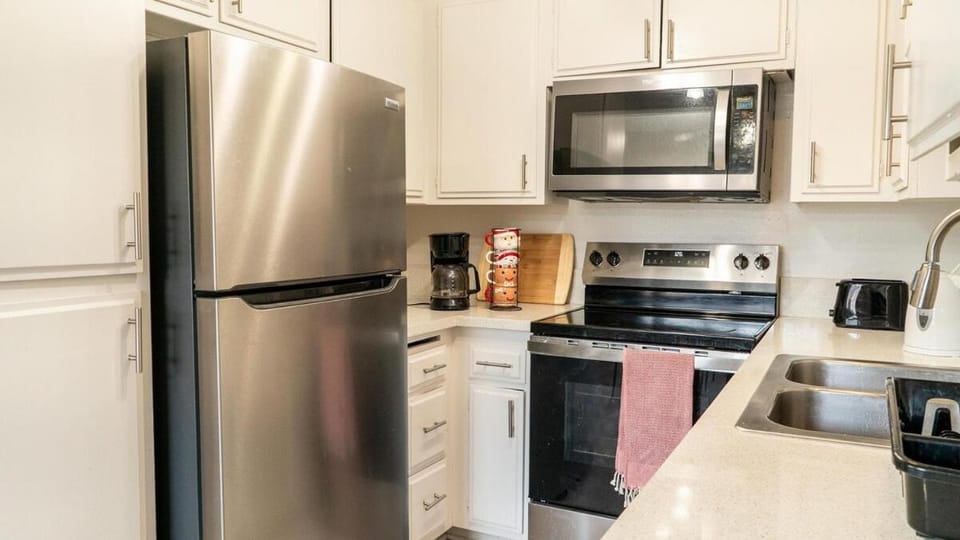 Coffee/tea facilities, Kitchen or kitchenette, dishwasher, oven, stove, toaster