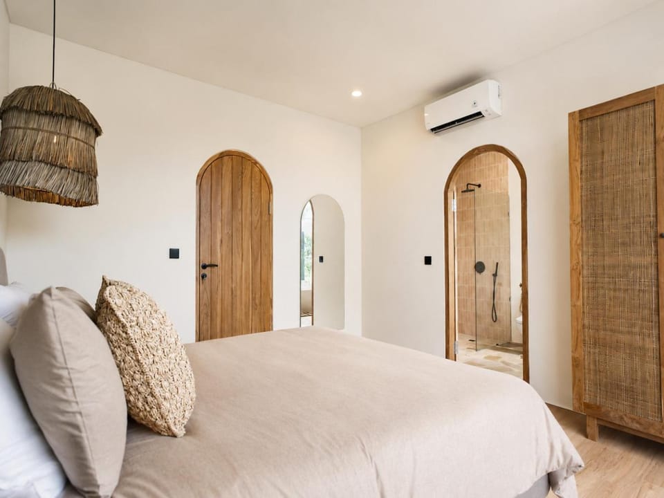 Boho Retreat 3BR Enclosed Lounge 5min Beach Villa in North Kuta