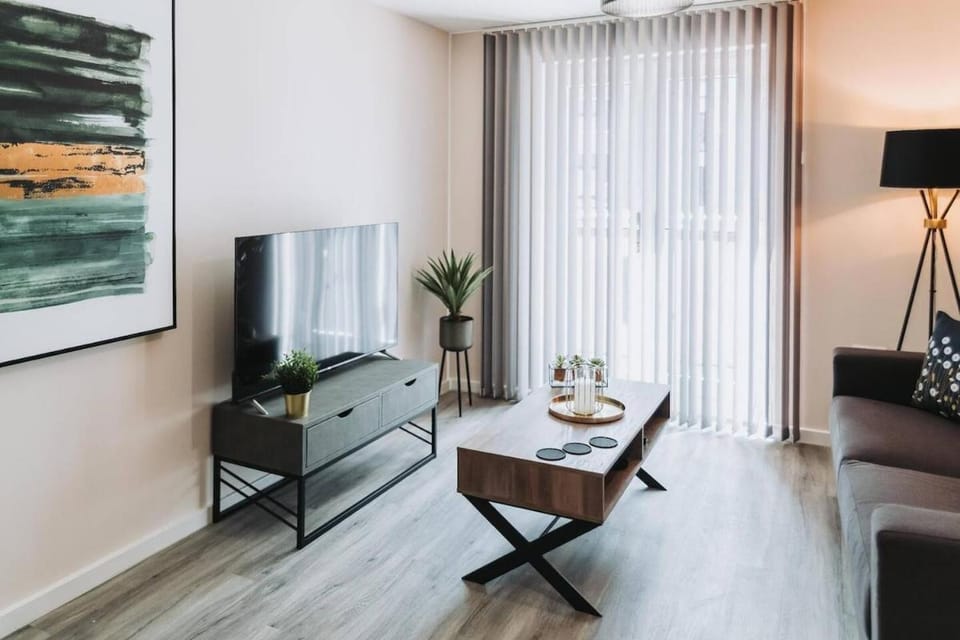 Apartment near Manchester Centre Ideal Sport or Gigs Sleeps 6 People Apartment in Salford