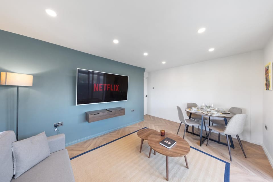 TV and multimedia, Living room, Seating area, Dining area