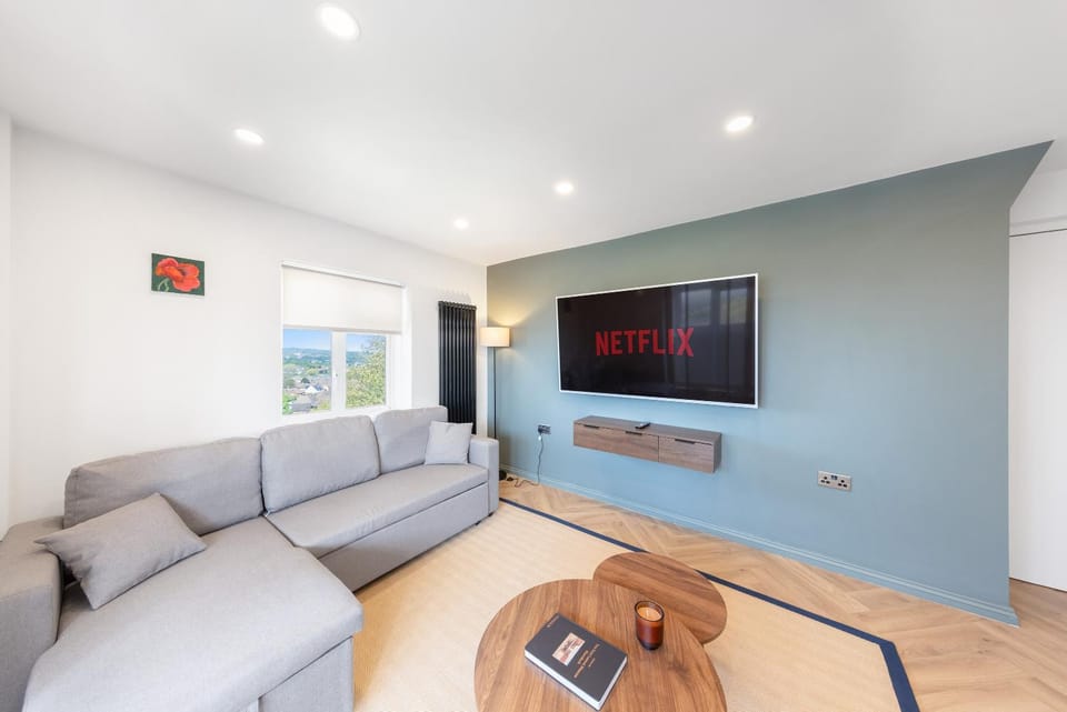 Communal lounge/ TV room, TV and multimedia, Living room, Seating area, Evening entertainment