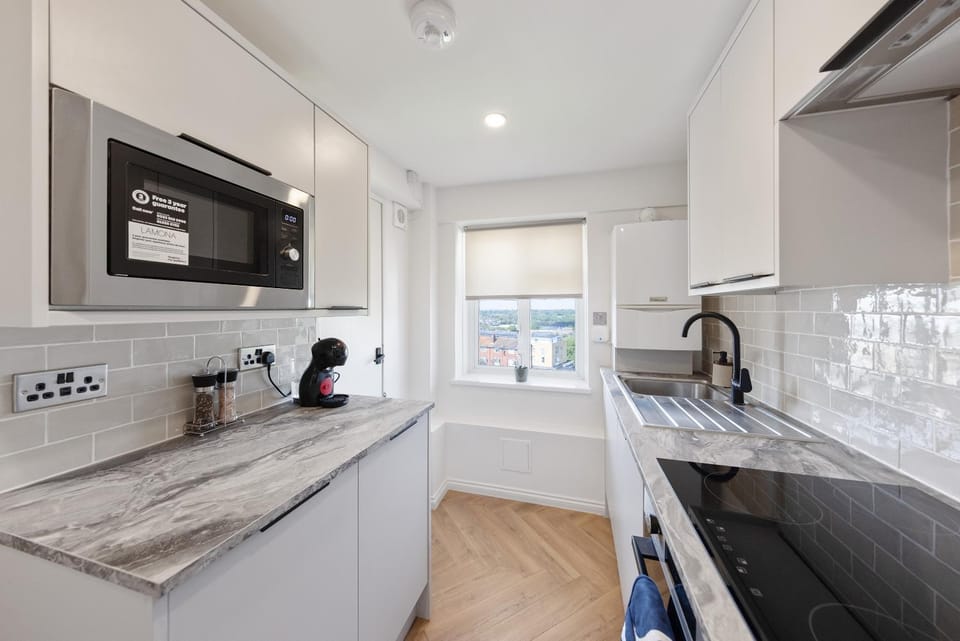 Coffee/tea facilities, Kitchen or kitchenette, oven, stove