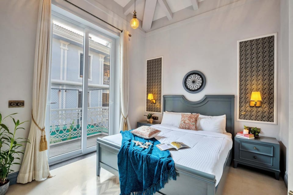 Bed, Photo of the whole room, Seating area, Bedroom, towels