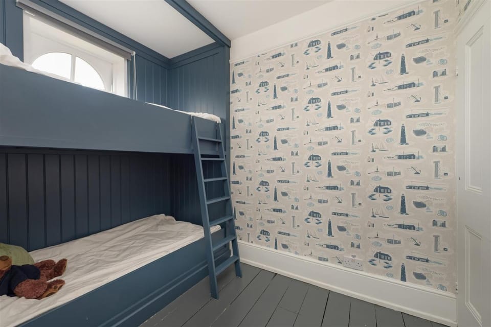 Bedroom, bunk bed