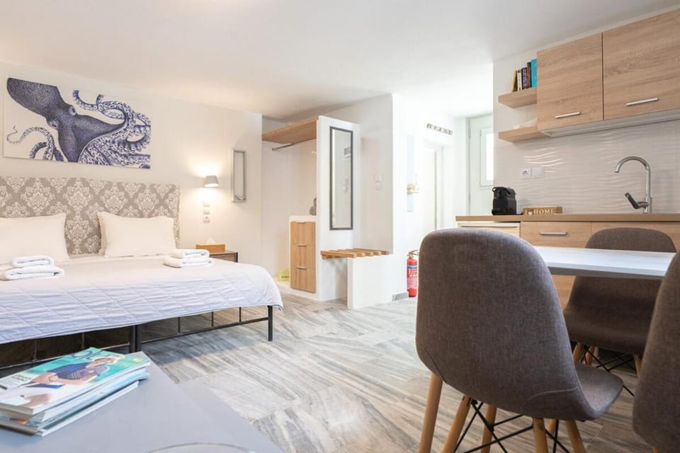 Bed, Kitchen or kitchenette, Dining area