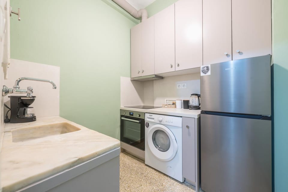 Ble Elia Karyatis Suite Apartment in Athens