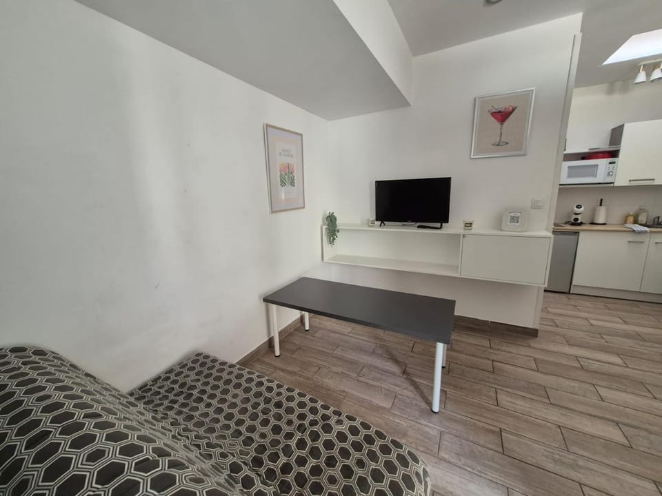 Bed, TV and multimedia, Living room, Seating area