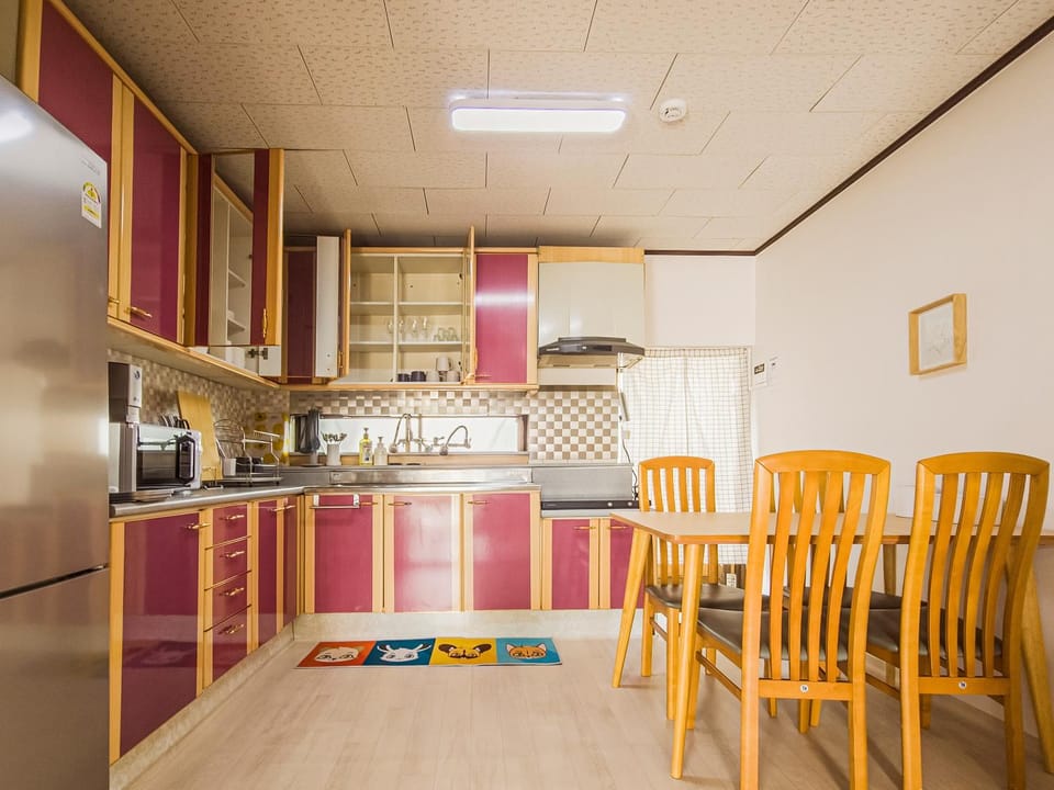 Kitchen or kitchenette, Dining area, microwave