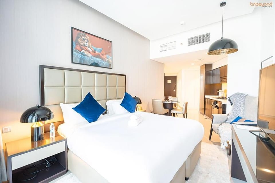 Bnbeyond's Artsy Canal-View Studio in the Heart of BBay Apartment in Dubai