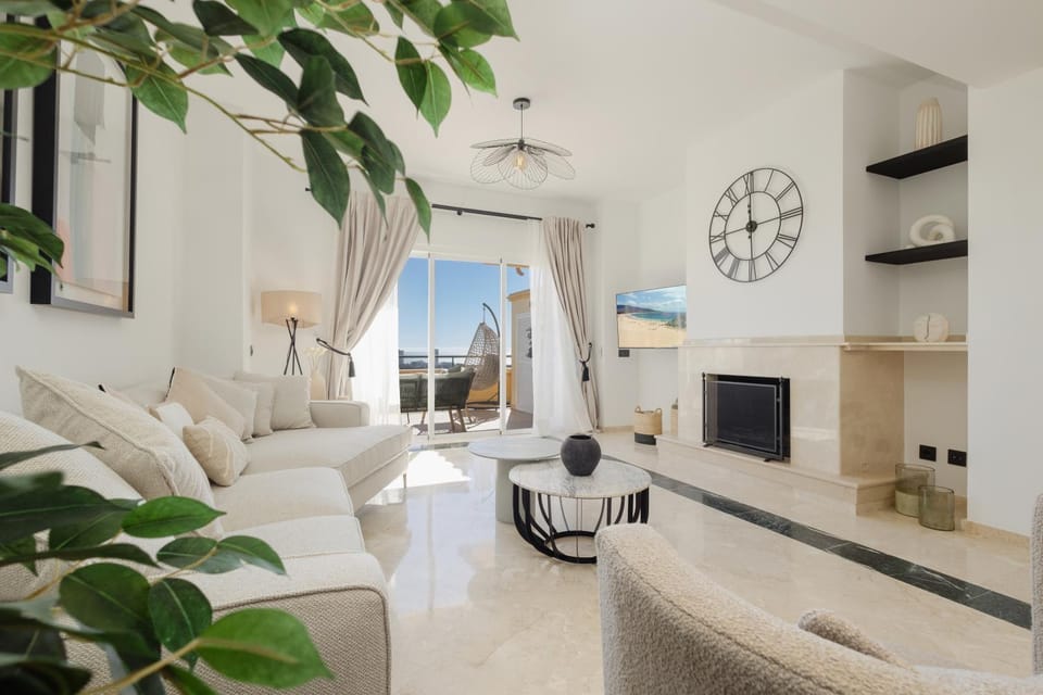 Communal lounge/ TV room, TV and multimedia, Balcony/Terrace, Balcony/Terrace, Living room, Decorative detail, Decorative detail, Seating area, Sea view, Sea view, fireplace, fireplace