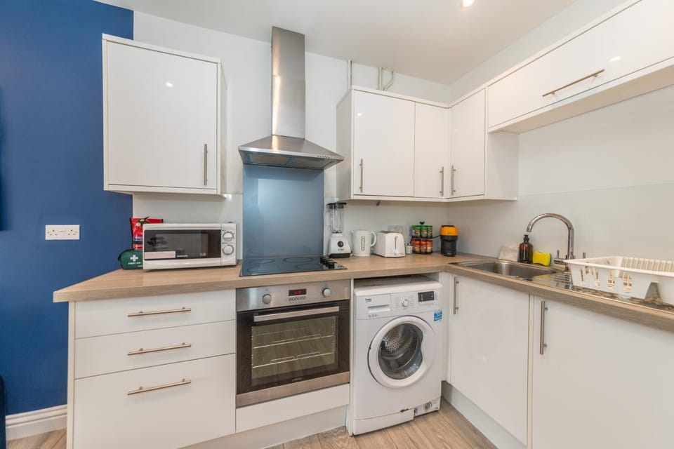 Coffee/tea facilities, Kitchen or kitchenette, oven, stove, toaster, washing machine, dryer