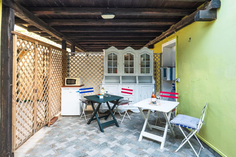 Patio, Day, Dining area