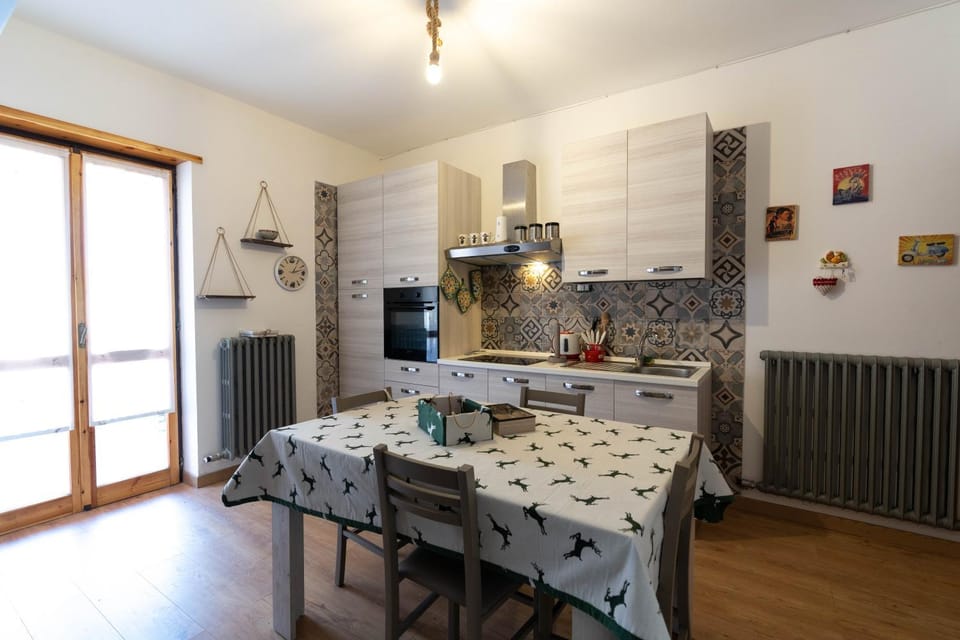 Kitchen or kitchenette, Dining area, oven, stove