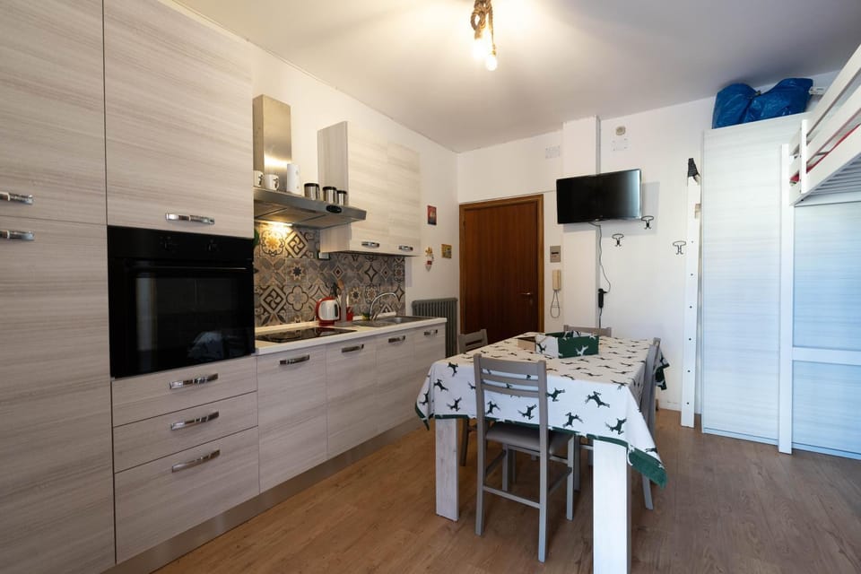 TV and multimedia, Kitchen or kitchenette, Dining area, oven, stove