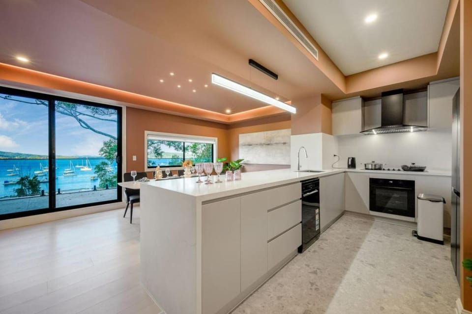 Prime Ocean Villa Floor-Ceiling & Sunrise Terrace House in Central Coast