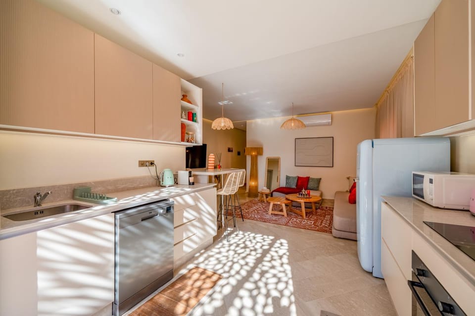 Kitchen or kitchenette, Living room, Seating area, Dining area, dishwasher, minibar, oven, stove