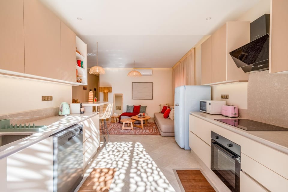 TV and multimedia, Kitchen or kitchenette, Living room, Seating area, Dining area, dishwasher, minibar, oven, stove