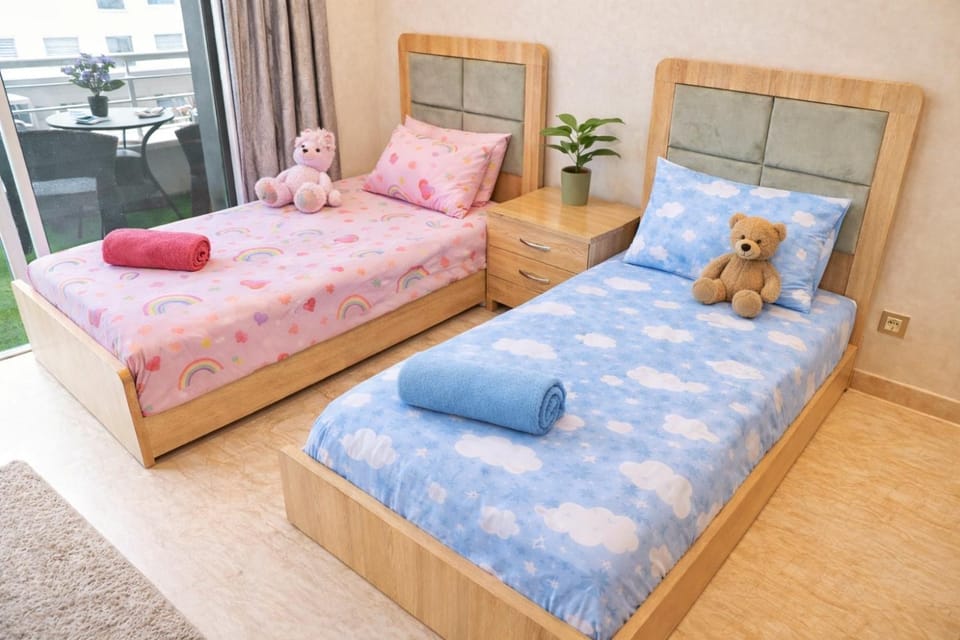 Bed, Photo of the whole room, Bedroom, Pets, towels