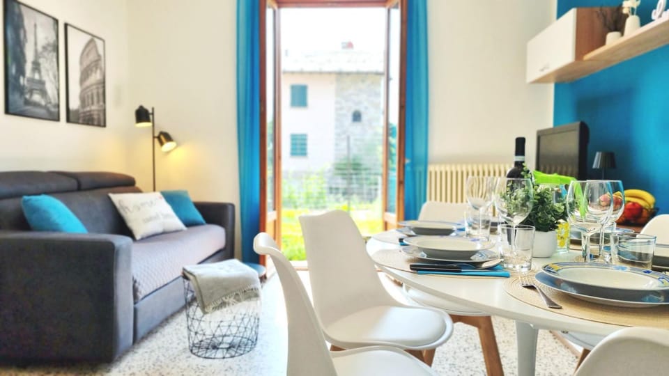 Communal lounge/ TV room, TV and multimedia, Living room, Dining area, Food