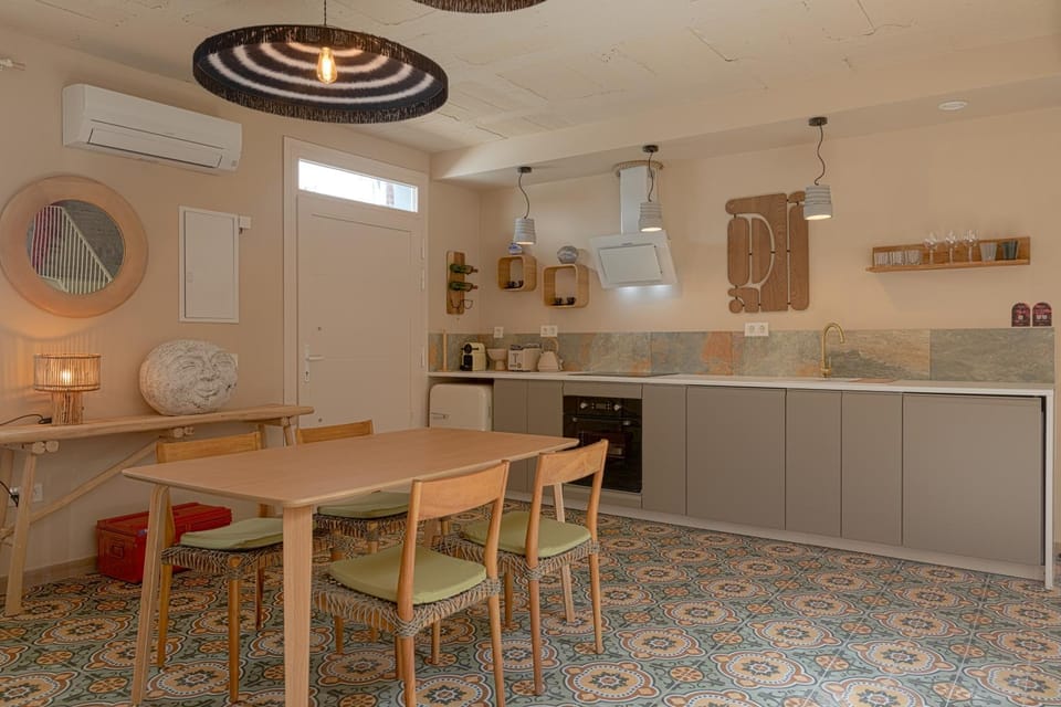 Kitchen or kitchenette, Living room, Seating area, Dining area, air conditioner