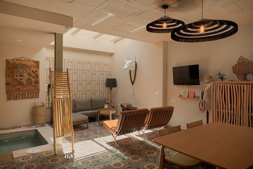 Hot Tub, TV and multimedia, Living room, Seating area, Pool view, Swimming pool