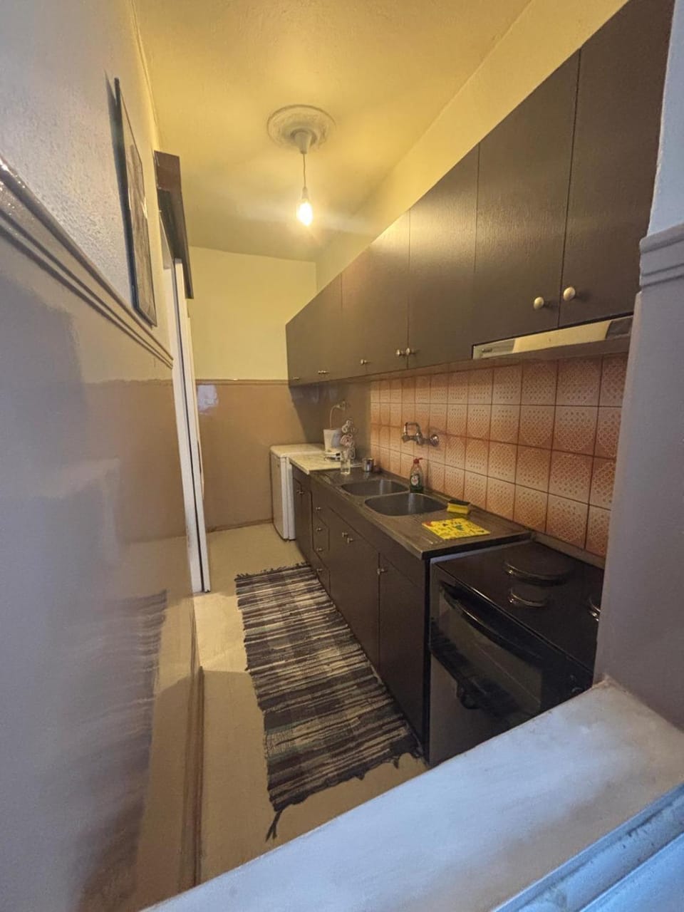 Kitchen or kitchenette, oven