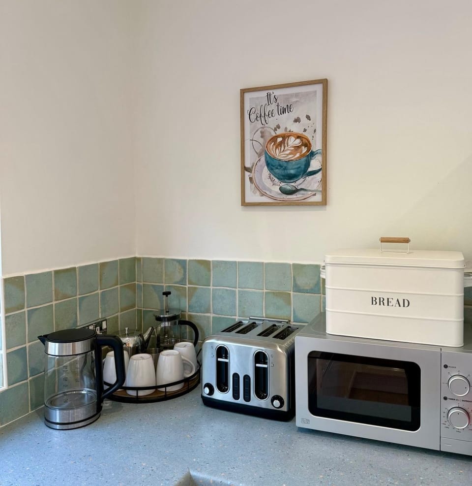 Coffee/tea facilities, microwave, toaster, kitchen