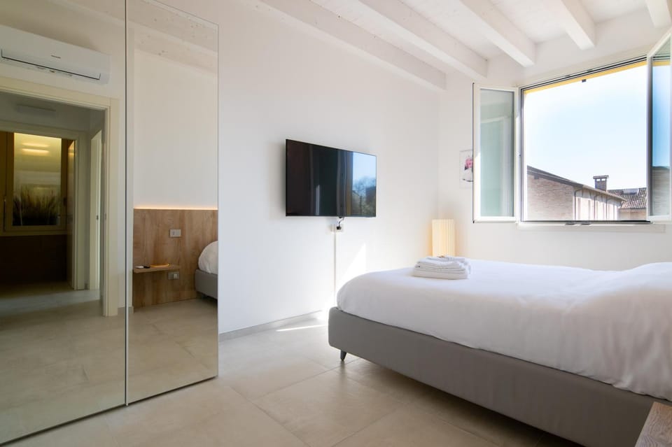 Bed, TV and multimedia, Bedroom