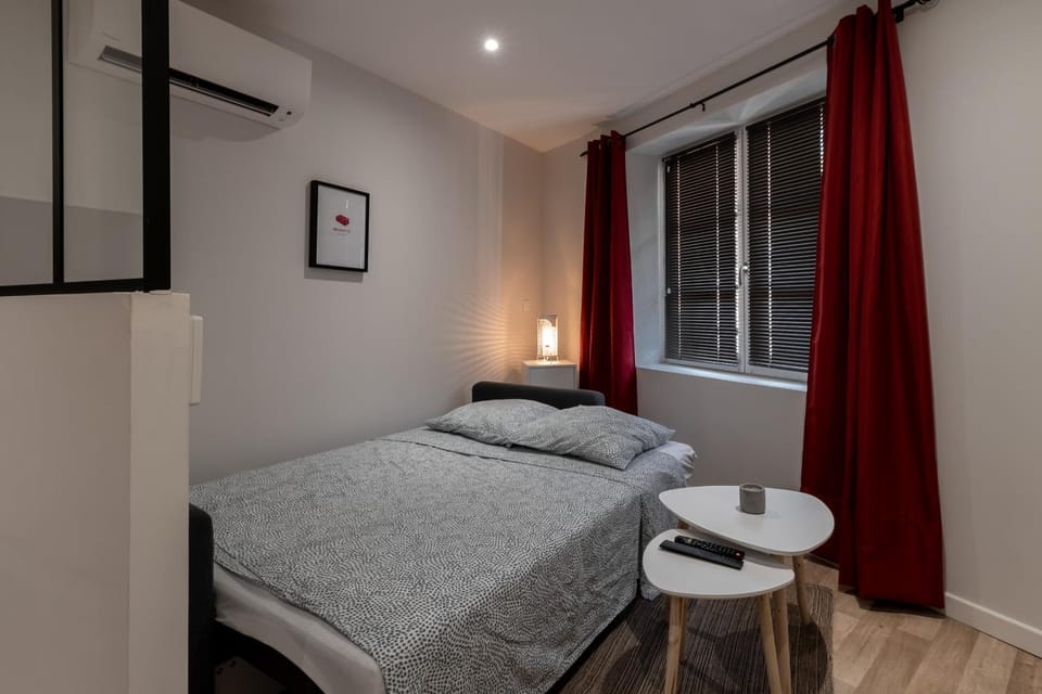 Bed, Photo of the whole room, Bedroom, air conditioner