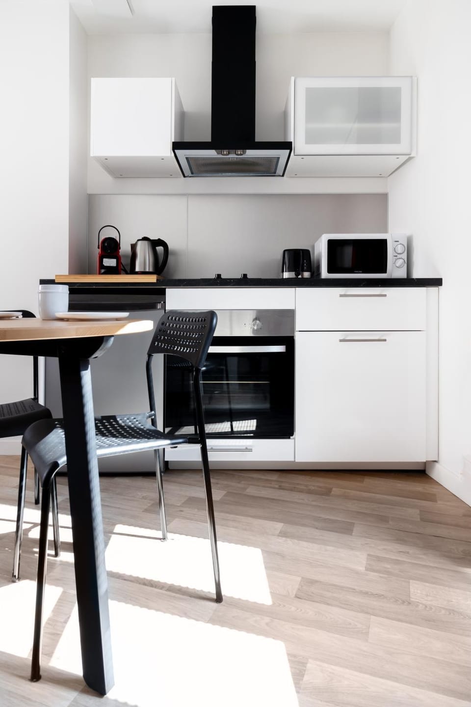 Coffee/tea facilities, Kitchen or kitchenette, Dining area, stove, toaster