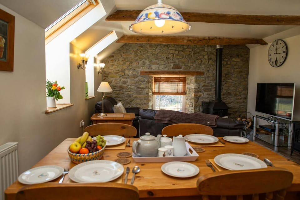 TV and multimedia, Living room, Seating area, Dining area, fireplace