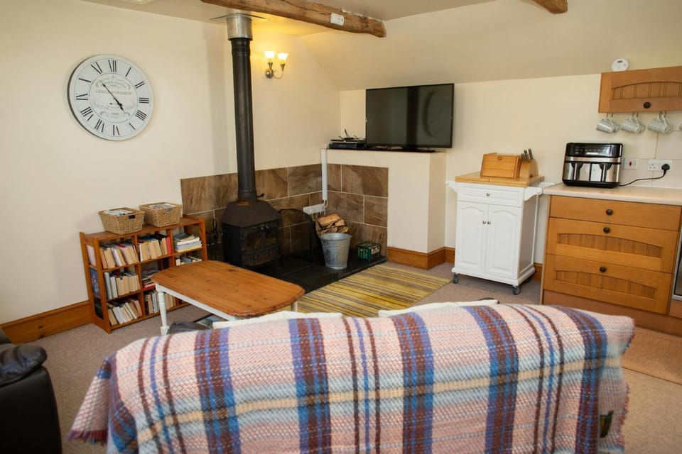 TV and multimedia, Kitchen or kitchenette, Living room, Other, Seating area