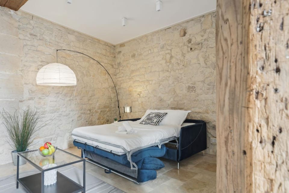 Bed, towels