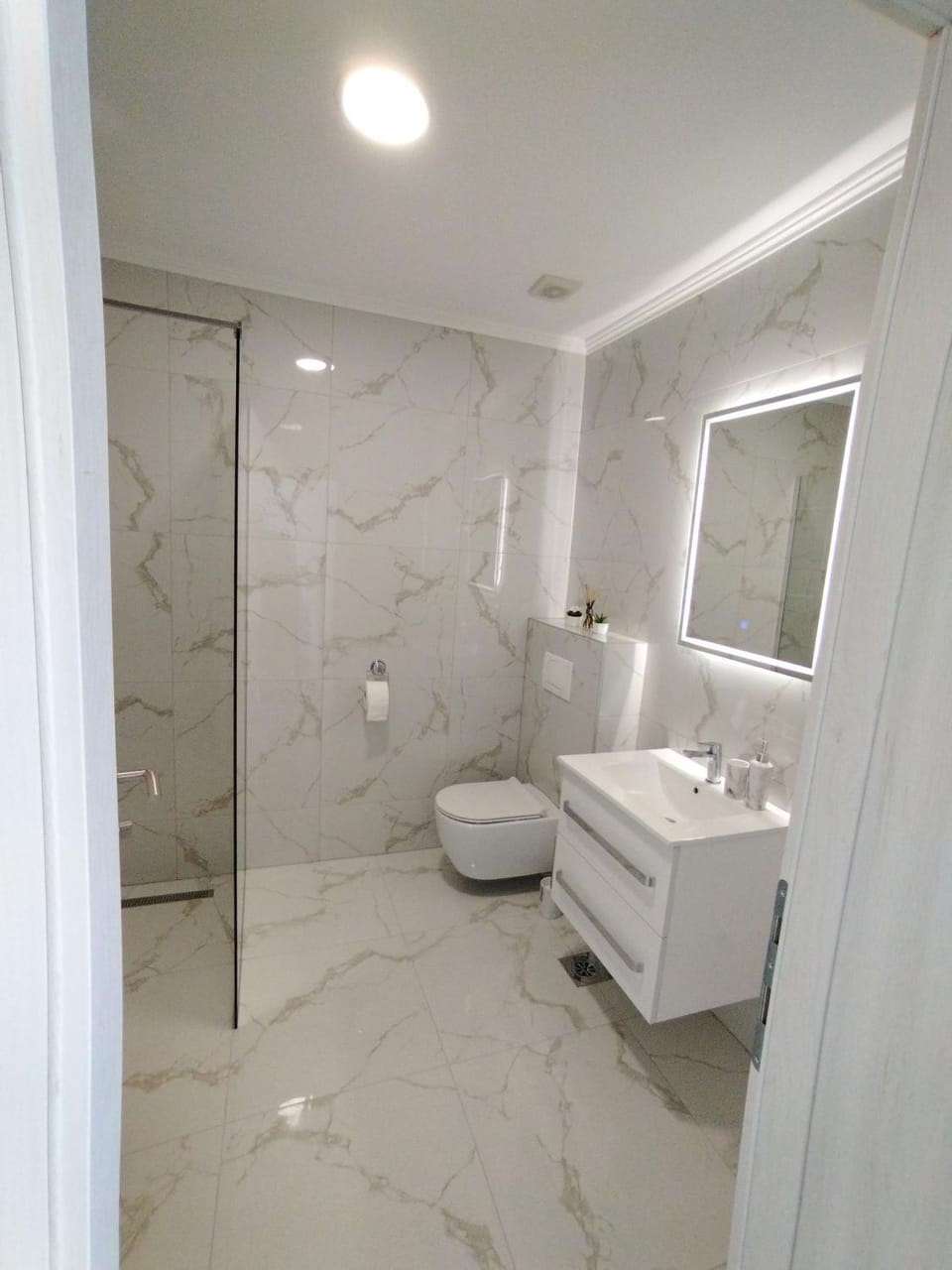 Shower, Toilet