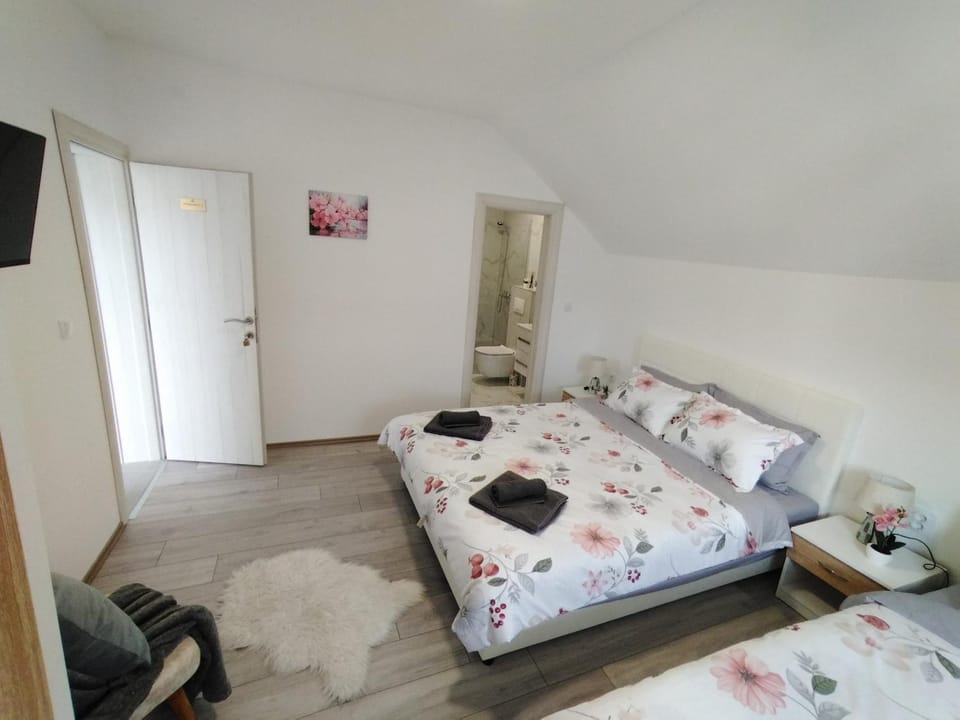 Bed, TV and multimedia, Bedroom, towels, wardrobe