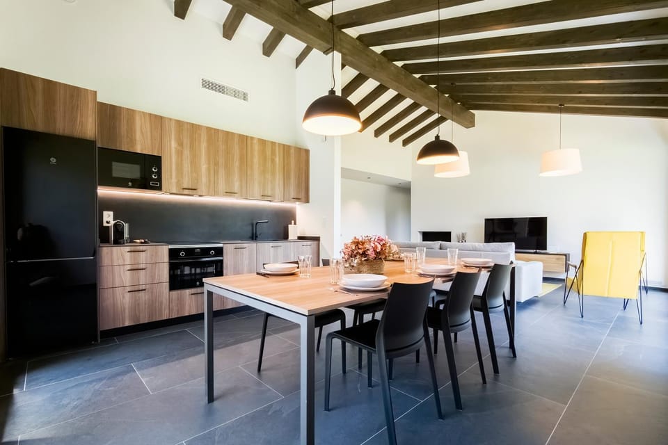 Kitchen or kitchenette, Dining area
