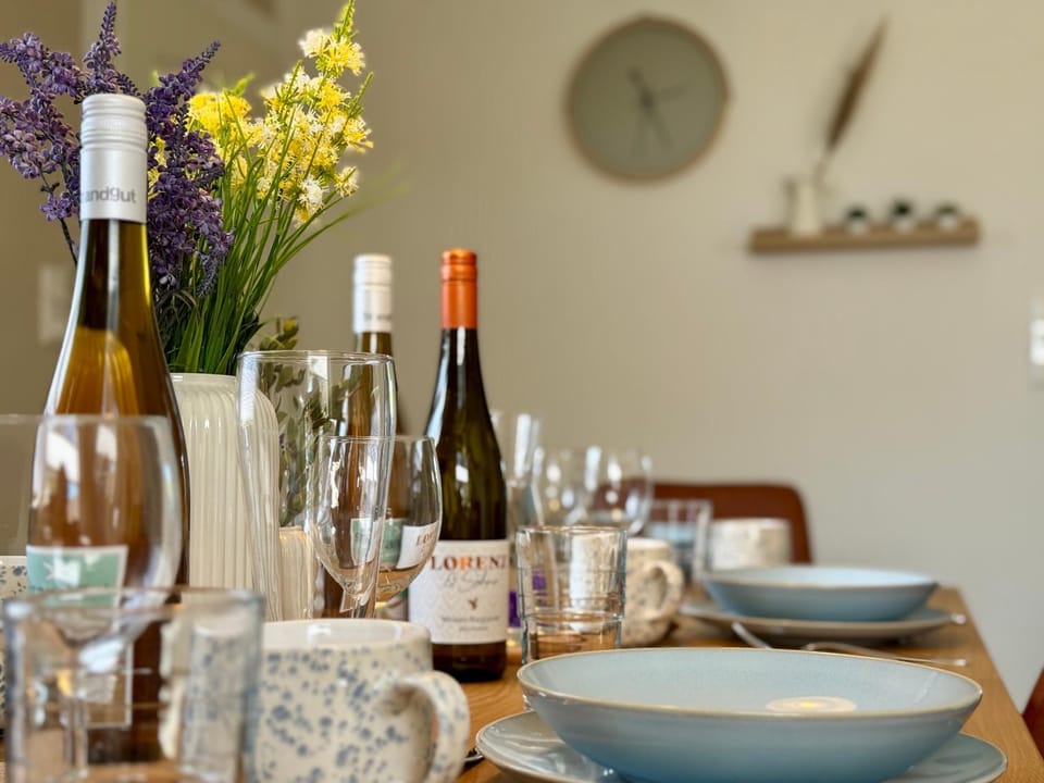 Photo of the whole room, Food