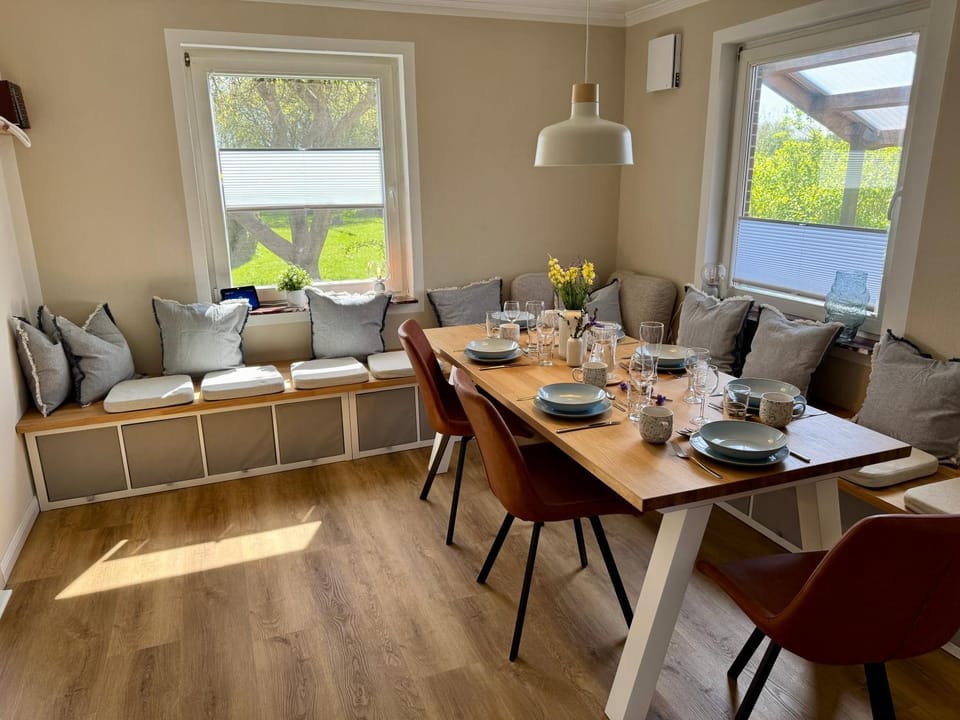 Photo of the whole room, Food