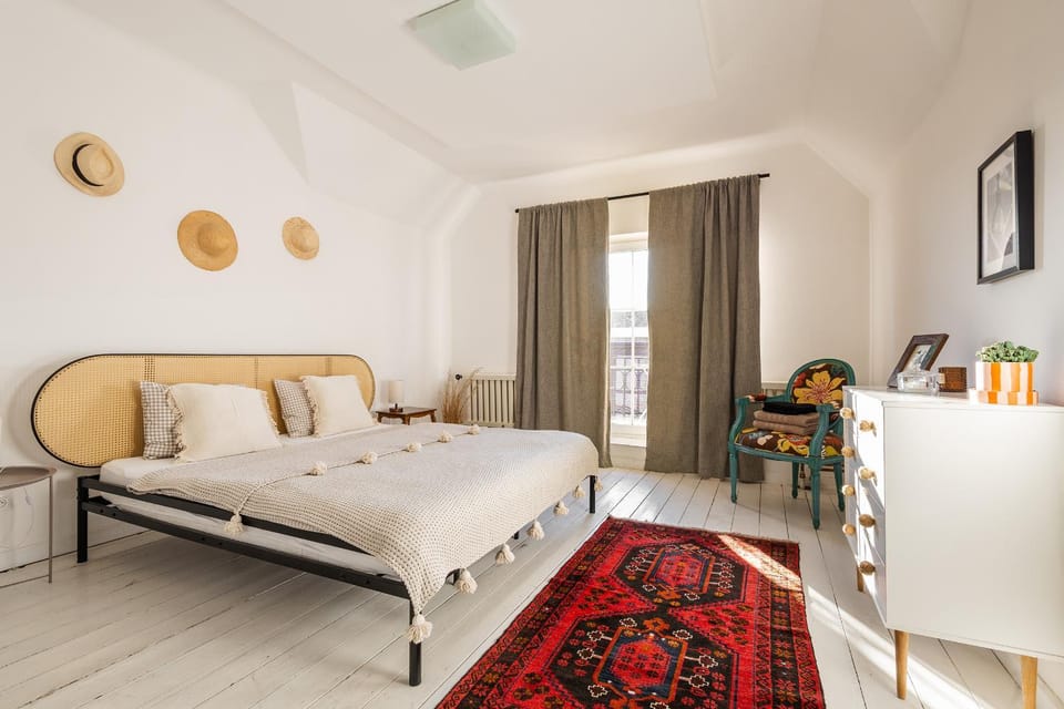 Bed, Living room, Seating area