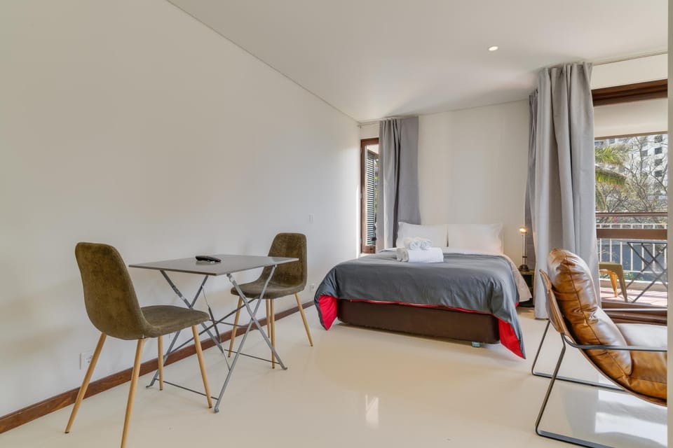Bed, Living room, Photo of the whole room, Seating area, Bedroom