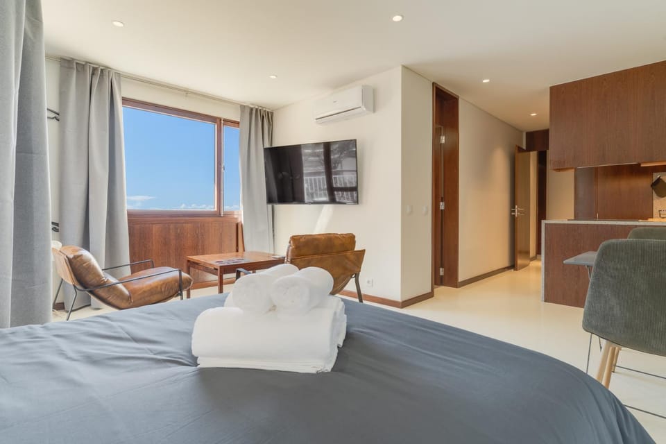 Bed, TV and multimedia, Living room, Photo of the whole room, Seating area, Bedroom, towels, air conditioner