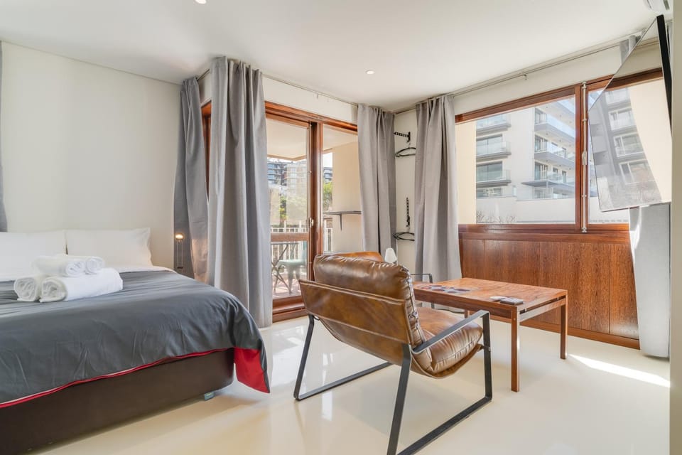 Bed, Living room, Photo of the whole room, Seating area, Bedroom, towels