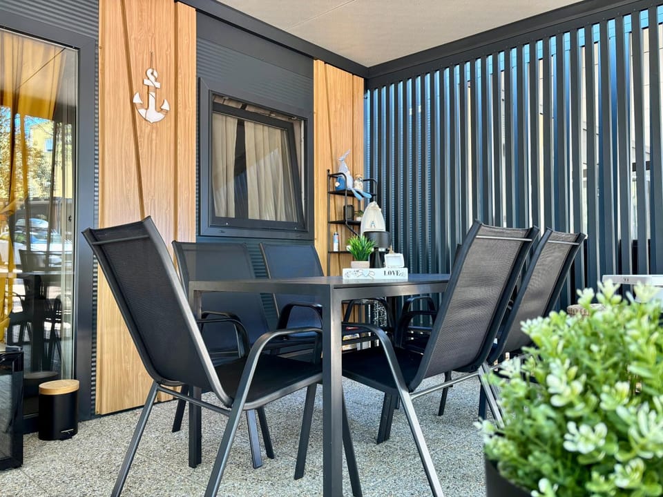 Day, Seating area, Dining area