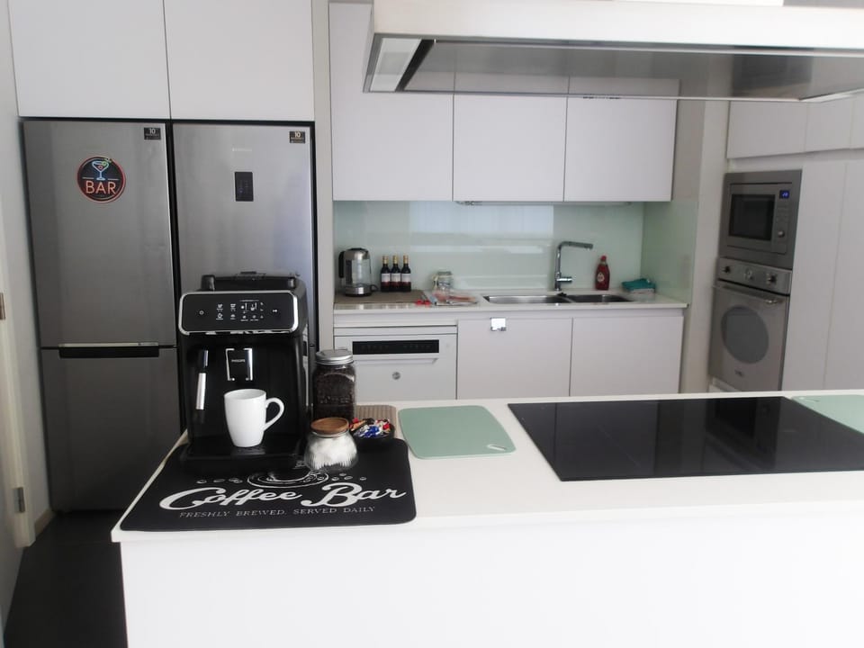 Coffee/tea facilities, Kitchen or kitchenette, dishwasher, minibar, oven, stove, toaster