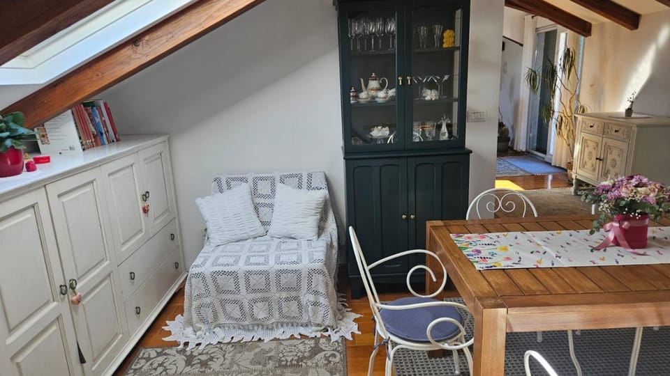 Bed, Living room, Seating area, Dining area