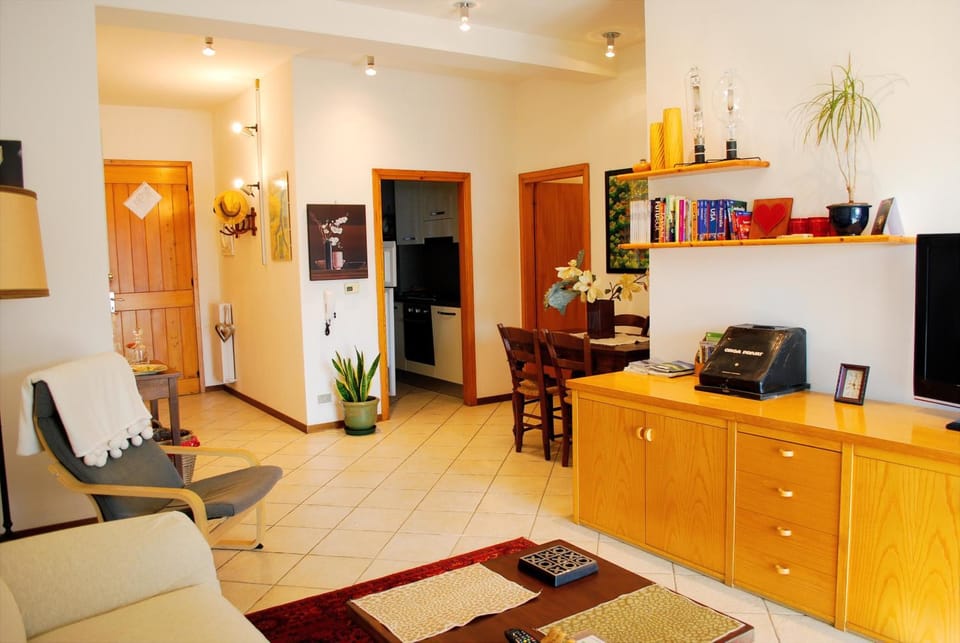 Coffee/tea facilities, Kitchen or kitchenette, Dining area