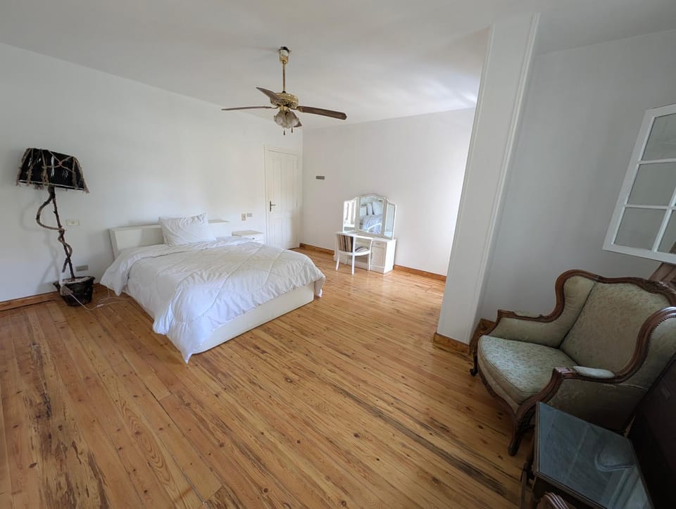 Bed, Photo of the whole room, Seating area, Bedroom