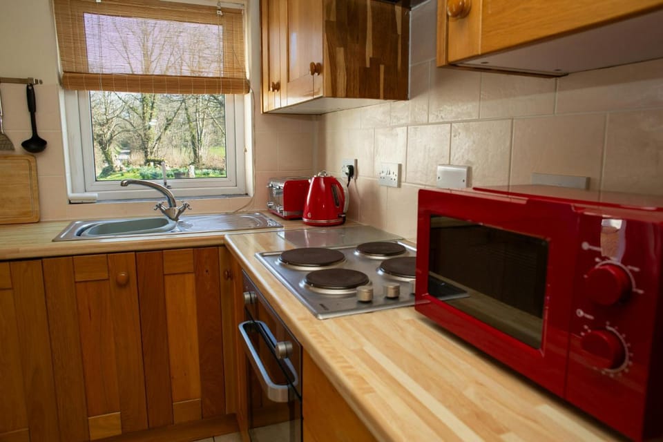 Kitchen or kitchenette, Garden view, microwave, toaster