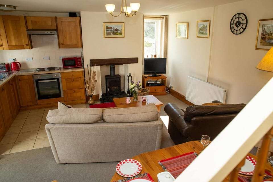 TV and multimedia, Kitchen or kitchenette, Living room, Dining area, fireplace, microwave